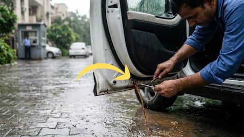 बारिश के कारण कार के दरवाजे में भर गया पानी, साफ कर बचाएं भारी नुकसान