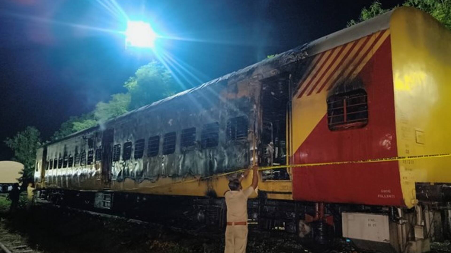 केरल: कन्नूर रेलवे स्टेशन पर फिर लगी ट्रेन में आग, धुआं-धुआं हुआ डिब्बा