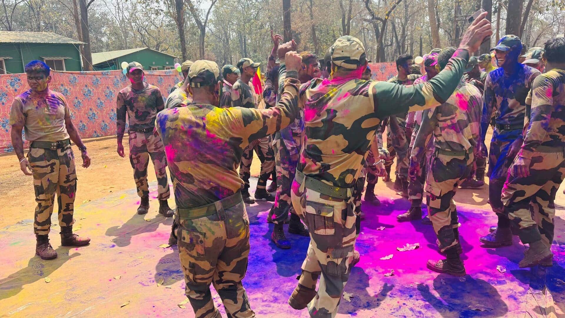 छत्तीसगढ़ में 27 नक्सलियों को ढेर करने वाले जवानों का हुआ जोरदार स्वागत, देखें वीडियो छत्तीसगढ़ में 27 नक्सलियों को ढेर करने वाले जवानों का हुआ जोरदार स्वागत, देखें वीडियो