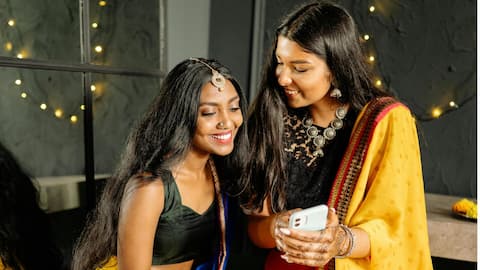 त्योहारों के आउटफिट को रोजमर्रा के इस्तेमाल के लिए ऐसे करें स्टाइल, मिलेगा खूबसूरत लुक