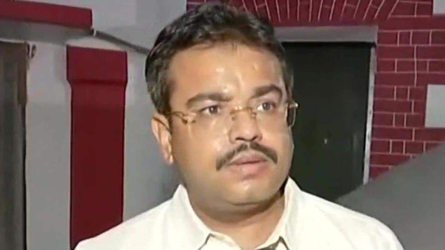 बेटे के खिलाफ हत्या का मामला दर्ज, मंत्री ने किया बचाव बेटे के खिलाफ हत्या का मामला दर्ज, मंत्री ने किया बचाव