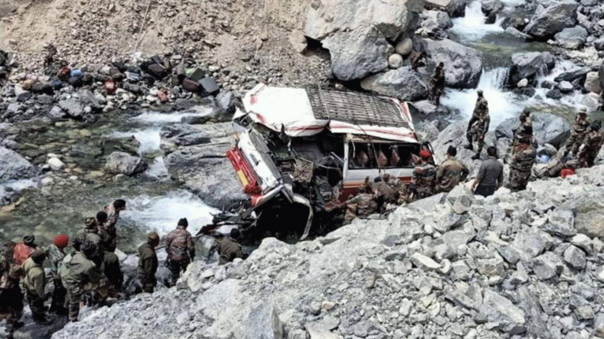 लद्दाख: सेना का वाहन सड़क से फिसलकर खाई में गिरा, 9 सैनिकों की मौत