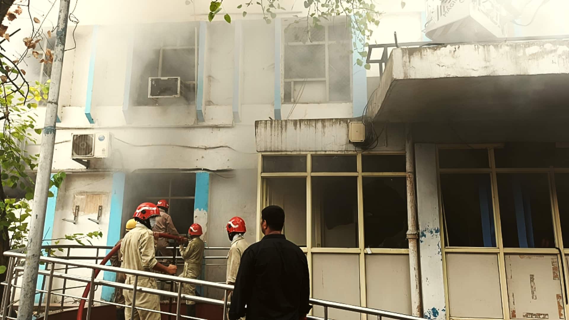 दिल्ली: सफदरजंग अस्पताल की पुरानी इमरजेंसी में लगी भीषण आग, बचाए गए 70 मरीज