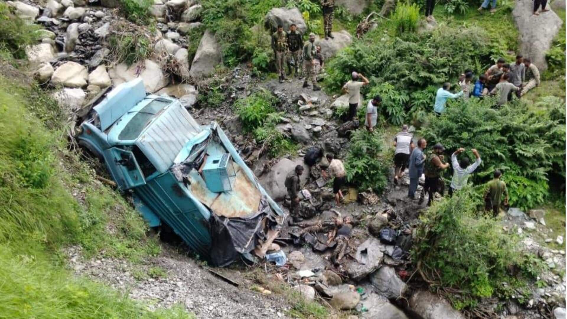 जम्मू-कश्मीर के उधमपुर में CRPF का वाहन खाई में गिरा; 2 जवानों की मौत, 12 घायल जम्मू-कश्मीर के उधमपुर में CRPF का वाहन खाई में गिरा; 2 जवानों की मौत, 12 घायल
