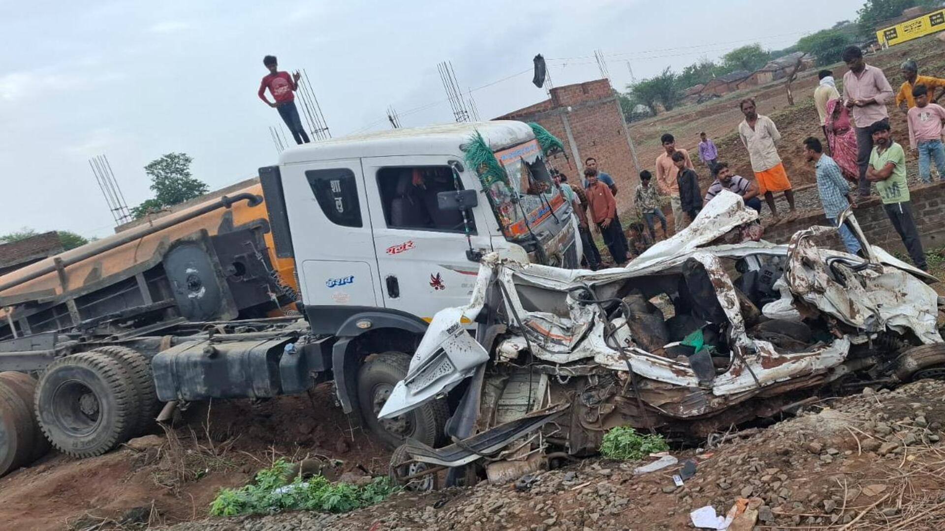 मध्य प्रदेश: झाबुआ में सीमेंट से लदा ट्रक वैन पर पलटा, 9 की मौत मध्य प्रदेश: झाबुआ में सीमेंट से लदा ट्रक वैन पर पलटा, 9 की मौत
