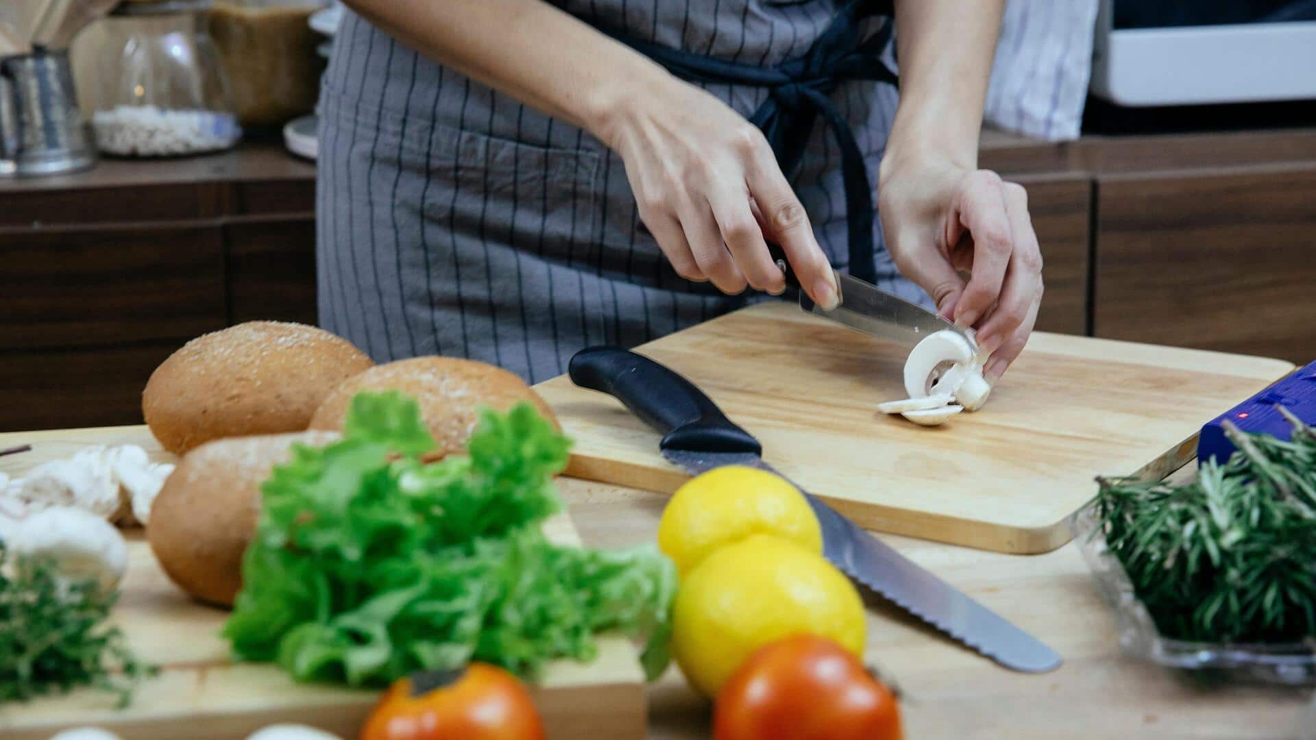 लकड़ी बनाम प्लास्टिक का चॉपिंग बोर्ड: इनमें से कौन-सा विकल्प है सब्जियां काटने के लिए बेहतर?