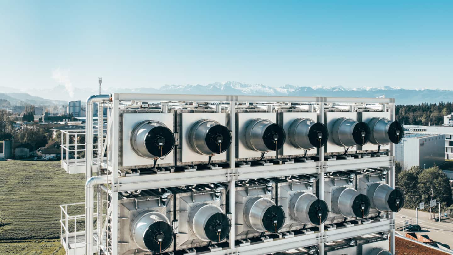 आइसलैंड में चालू हुई हवा से CO2 खींचकर पत्थर में बदलने वाली सबसे बड़ी मशीन