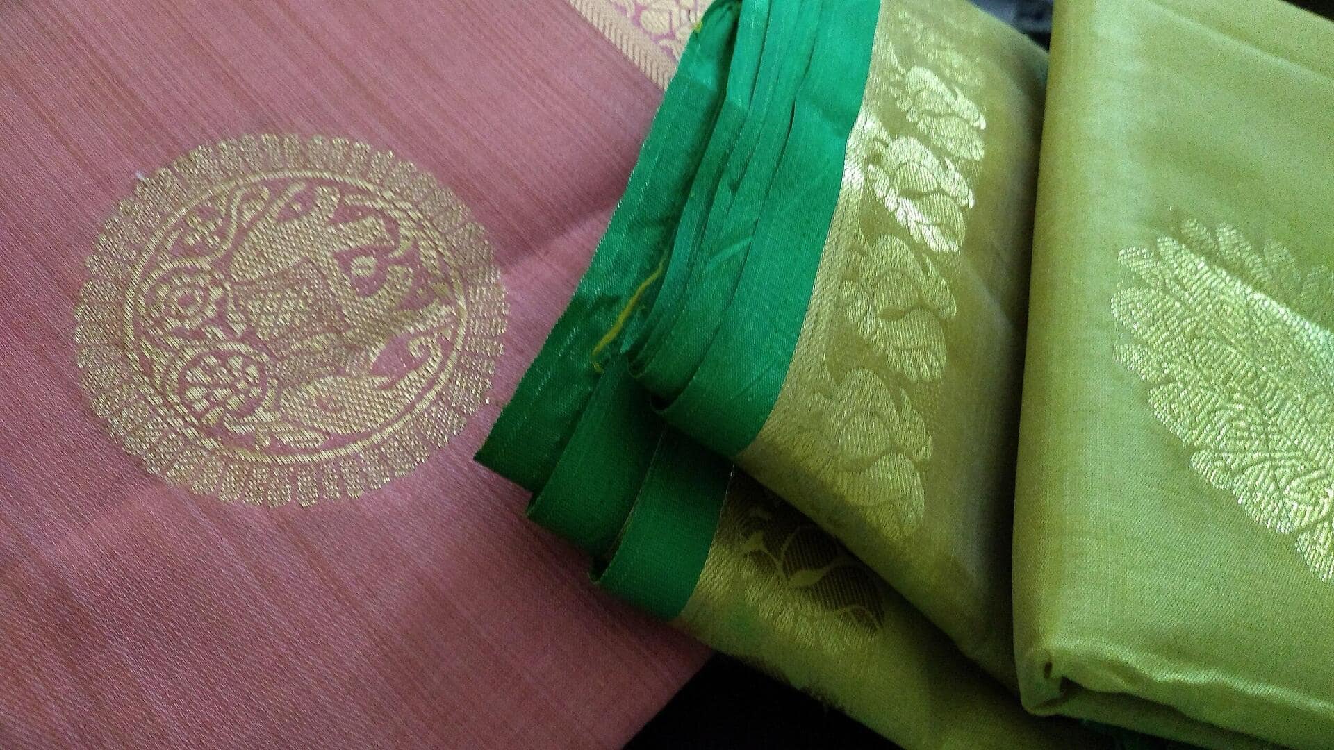 सिल्क की साड़ियां स्टोर करने के लिए अपनाएं ये 5 हैक्स, रहेंगे सुरक्षित सिल्क की साड़ियां स्टोर करने के लिए अपनाएं ये 5 हैक्स, रहेंगे सुरक्षित