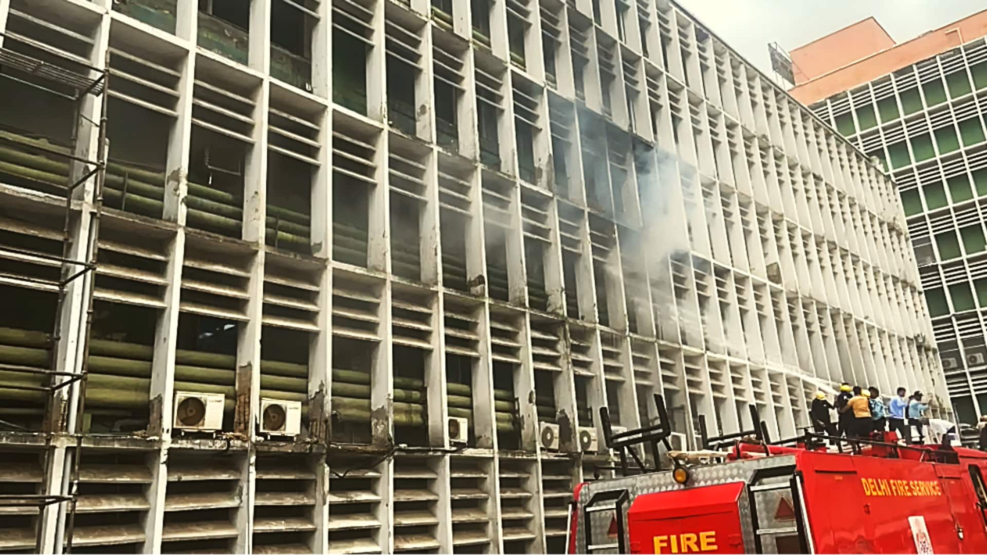 AIIMS दिल्ली की दूसरी मंजिल पर लगी आग, फर्नीचर और दस्तावेज जलकर खाक