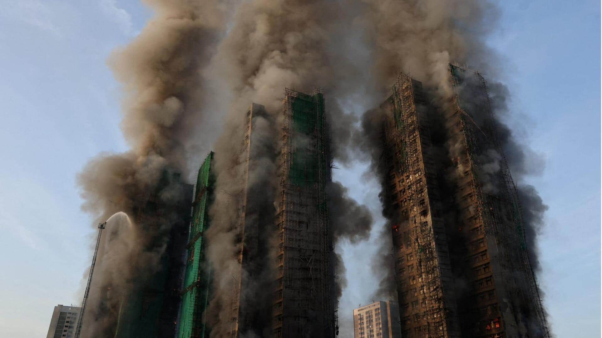 हांगकांग में बहुमंजिला इमारतों में लगी आग में अब तक 55 की मौत, 300 लापता