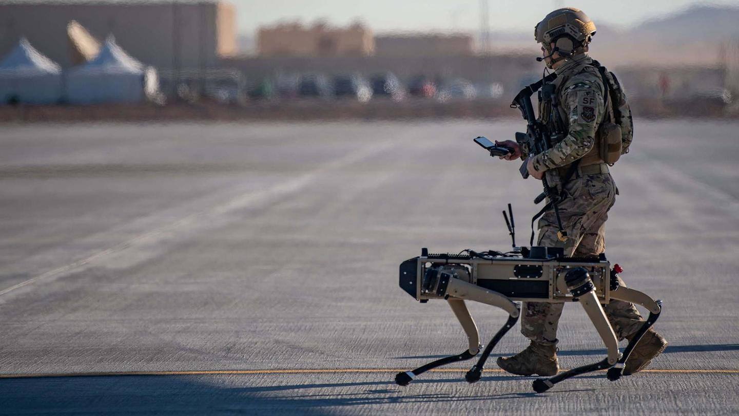 रोबोट डॉग्स कर रहे अमेरिकी सीमाओं की निगरानी, ले रहे हैं सैनिकों की जगह