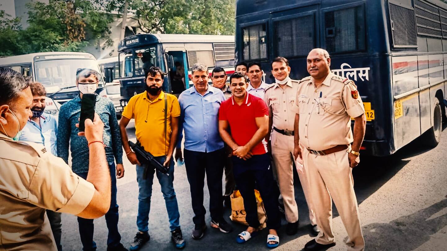 तिहाड़ ले जाते समय पुलिसकर्मियों ने सुशील कुमार के साथ ली थी फोटो, जांच शुरू