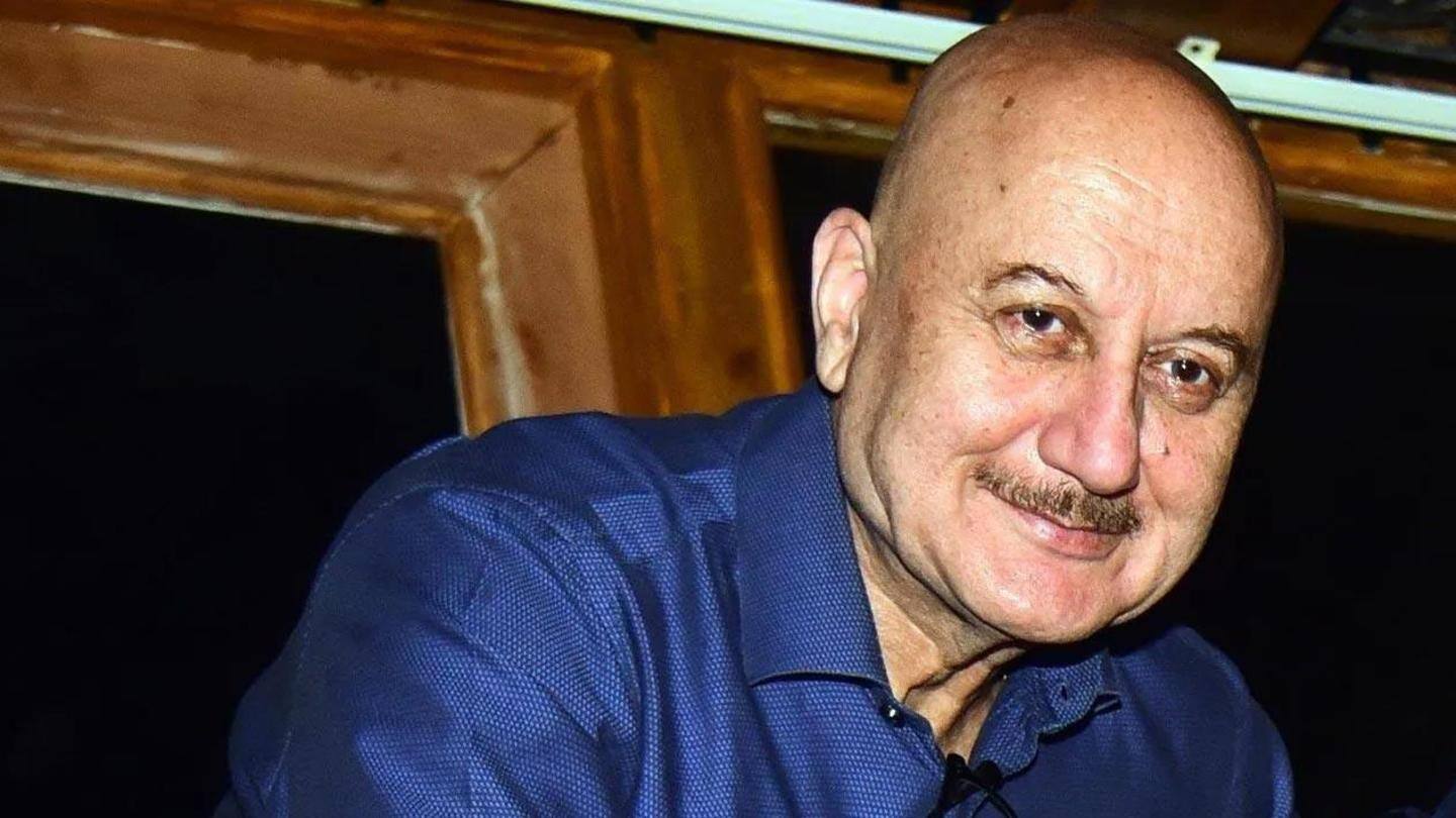 दो महीने बाद अनुपम को फिल्म से दिखाया बाहर का रास्ता दो महीने बाद अनुपम को फिल्म से दिखाया बाहर का रास्ता