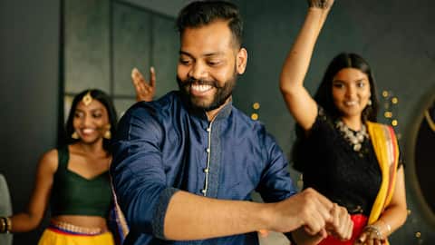 दिवाली पार्टी का मजा हो जाएगा दोगुना, अगर आप प्रियजनों के साथ खेलेंगे ये 5 खेल