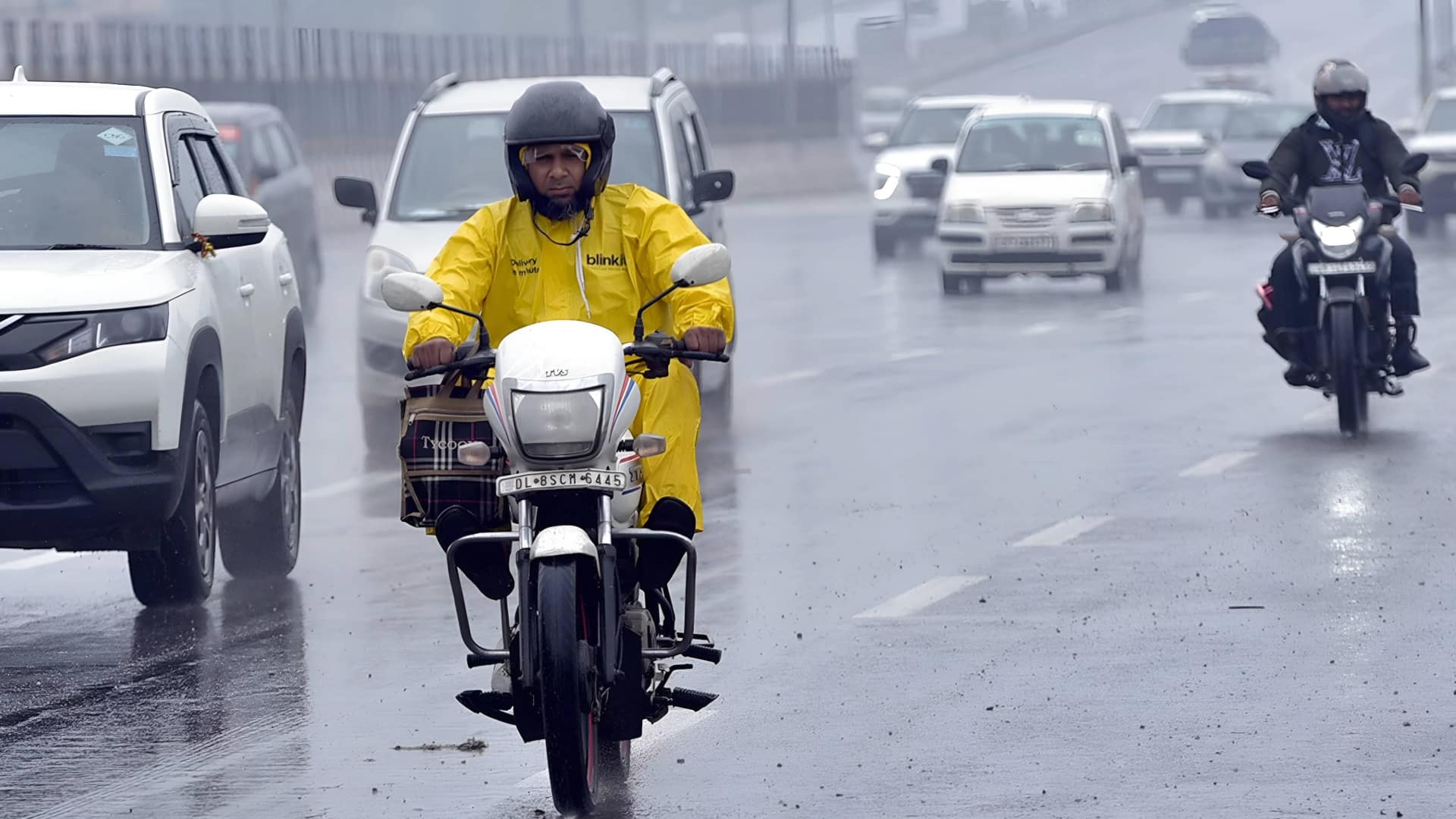 दिल्ली से लेकर राजस्थान तक गर्मी पर लगा ब्रेक, सुबह-सुबह बिगड़ा मौसम