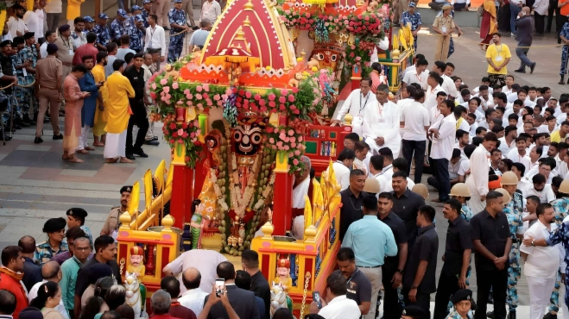 अहमदाबाद में जगन्नाथ रथ यात्रा के दौरान 3 हाथी बेकाबू, भगदड़ मची अहमदाबाद में जगन्नाथ रथ यात्रा के दौरान 3 हाथी बेकाबू, भगदड़ मची