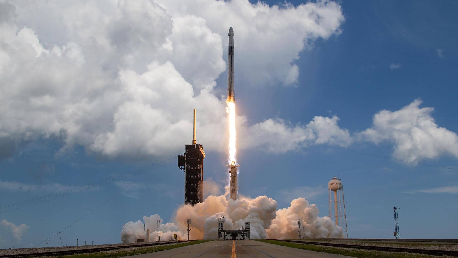 स्पेस-X ने 2026 का पहला मिशन किया लॉन्च, अंतरिक्ष में भेजा इतालवी उपग्रह 