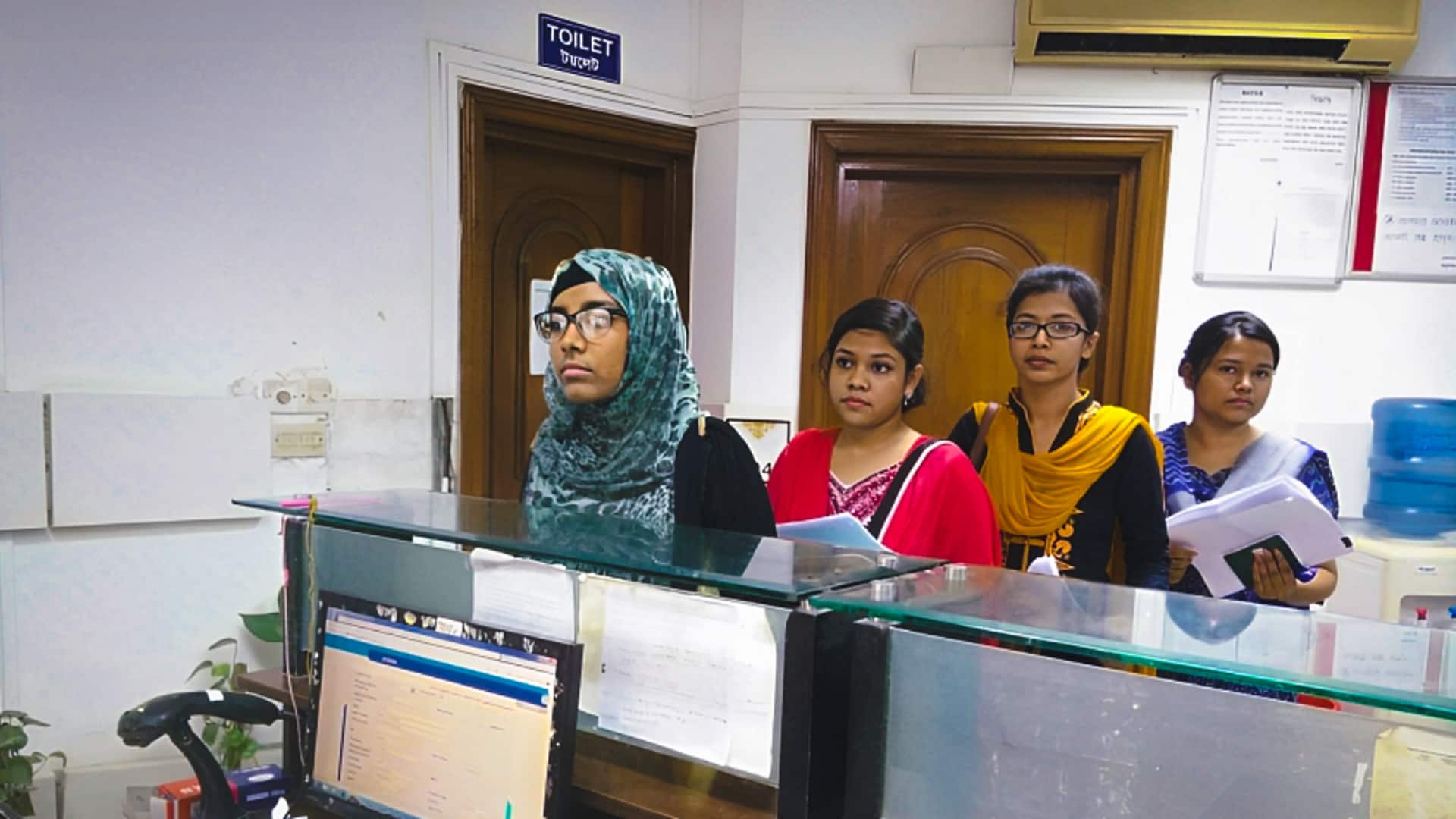 बांग्लादेश में भारत विरोधी धमकियों के केंद्र सरकार ने ढाका में वीजा आवेदन केंद्र बंद किया