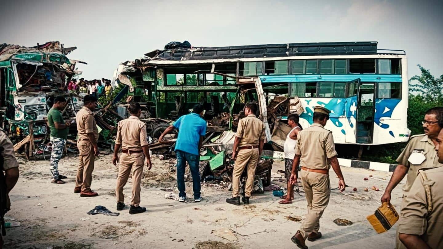 उत्तर प्रदेश: बाराबंकी में बस और ट्रक की भिड़ंत, नौ लोगों की मौत