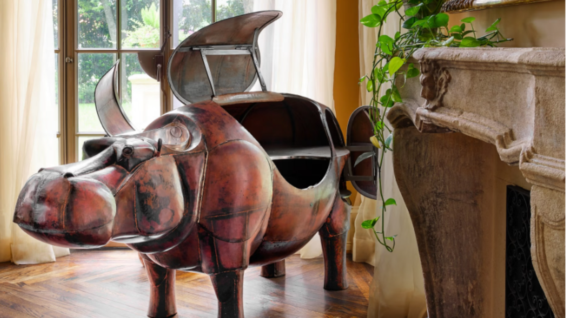 तांबे के हिप्पो वाले बार ने तोड़े नीलामी के रिकॉर्ड, 283 करोड़ रुपये में बिका