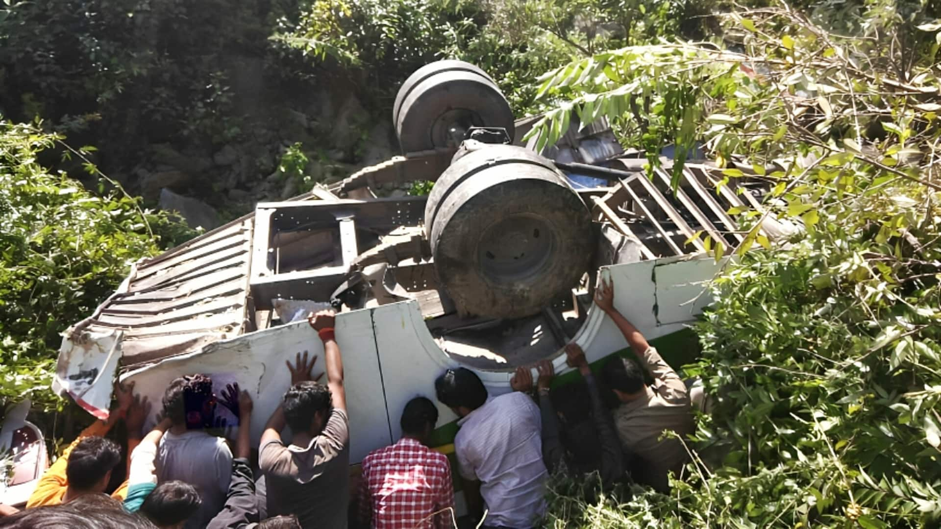 उत्तराखंड: अल्मोड़ा में यात्रियों से भरी बस 150 फीट गहरी खाई में गिरी, 38 की मौत