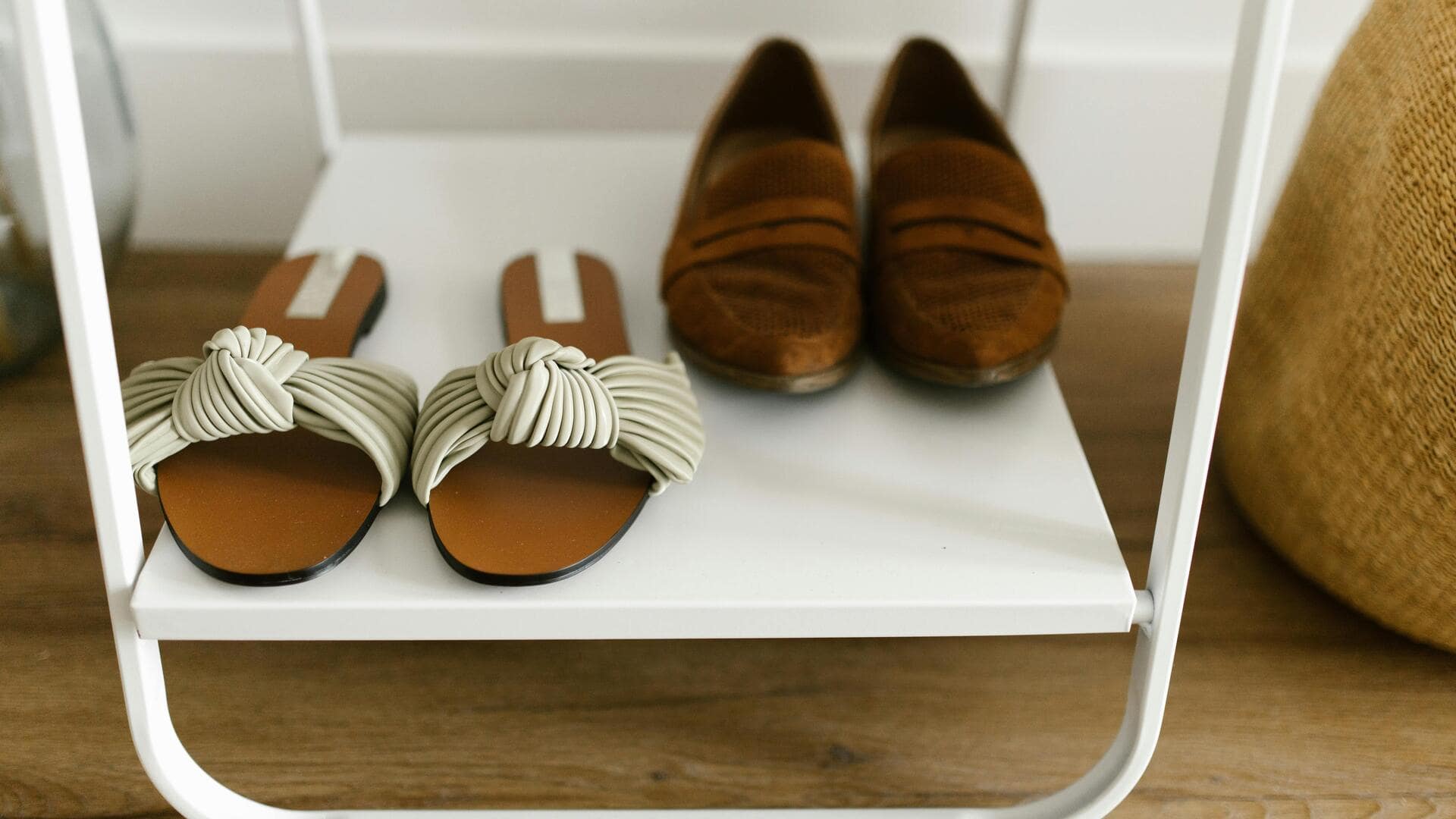 पारंपरिक परिधान के साथ इन फुटवियर्स का करें चयन, मिलेगा स्टाइलिश लुक पारंपरिक परिधान के साथ इन फुटवियर्स का करें चयन, मिलेगा स्टाइलिश लुक