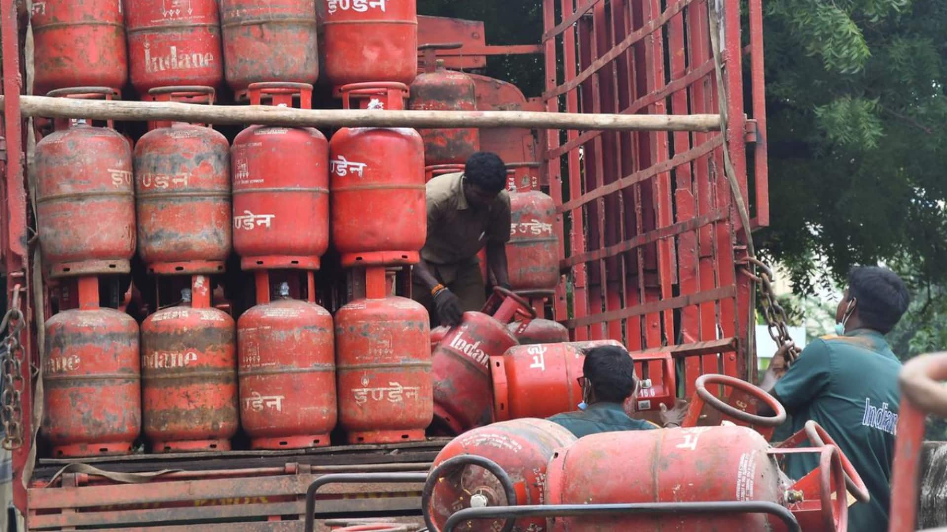 देशभर में LPG संकट: अयोध्या में राम रसोई बंद, पुलिस सुरक्षा में बंट रहे गैस सिलेंडर