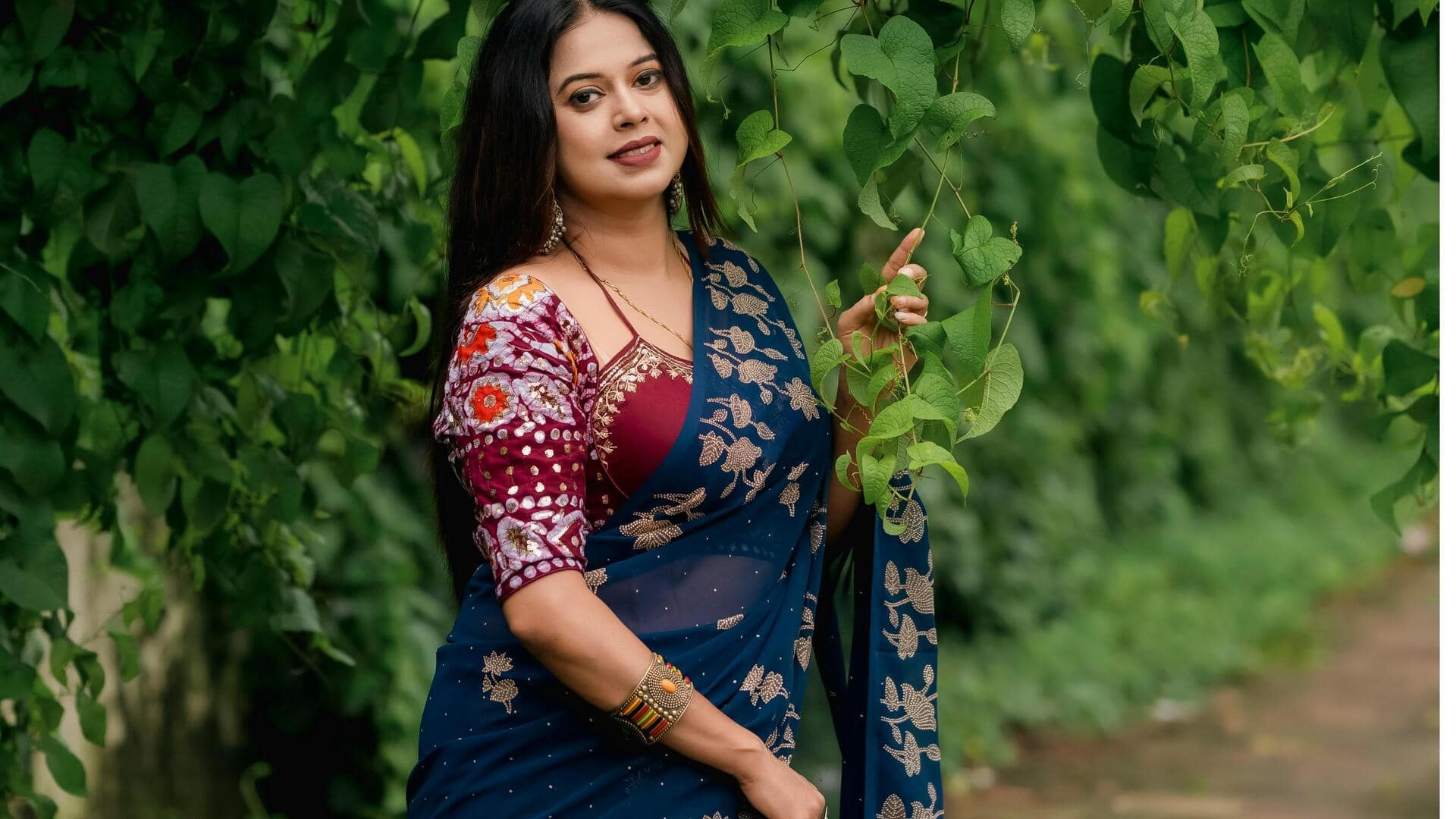 नीली साड़ी के साथ पहनें इन रंग के ब्लाउज, दिखेंगी बहुत खूबसूरत नीली साड़ी के साथ पहनें इन रंग के ब्लाउज, दिखेंगी बहुत खूबसूरत