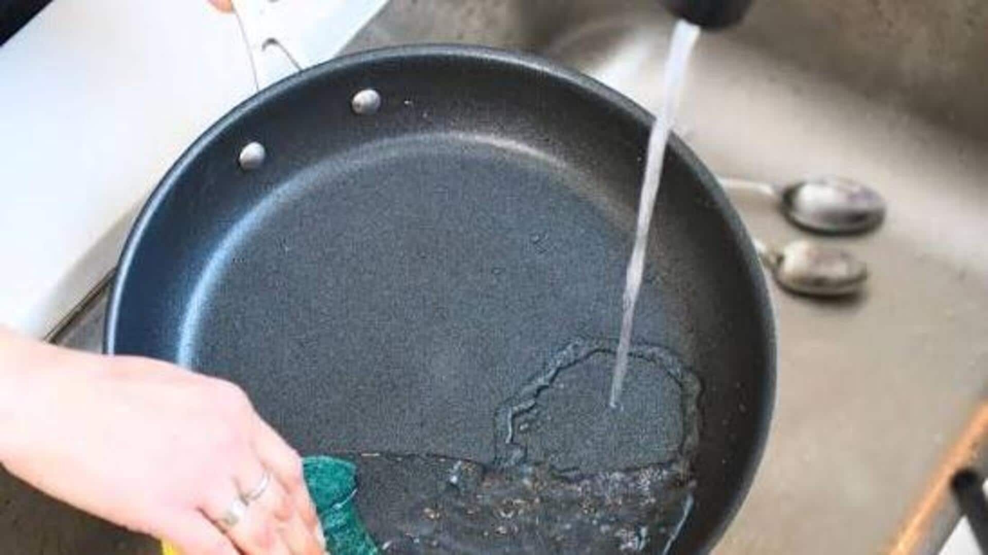नॉन-स्टिक पैन के किनारे से जिद्दी चिकनाई हटाने के लिए अपनाएं ये तरीके