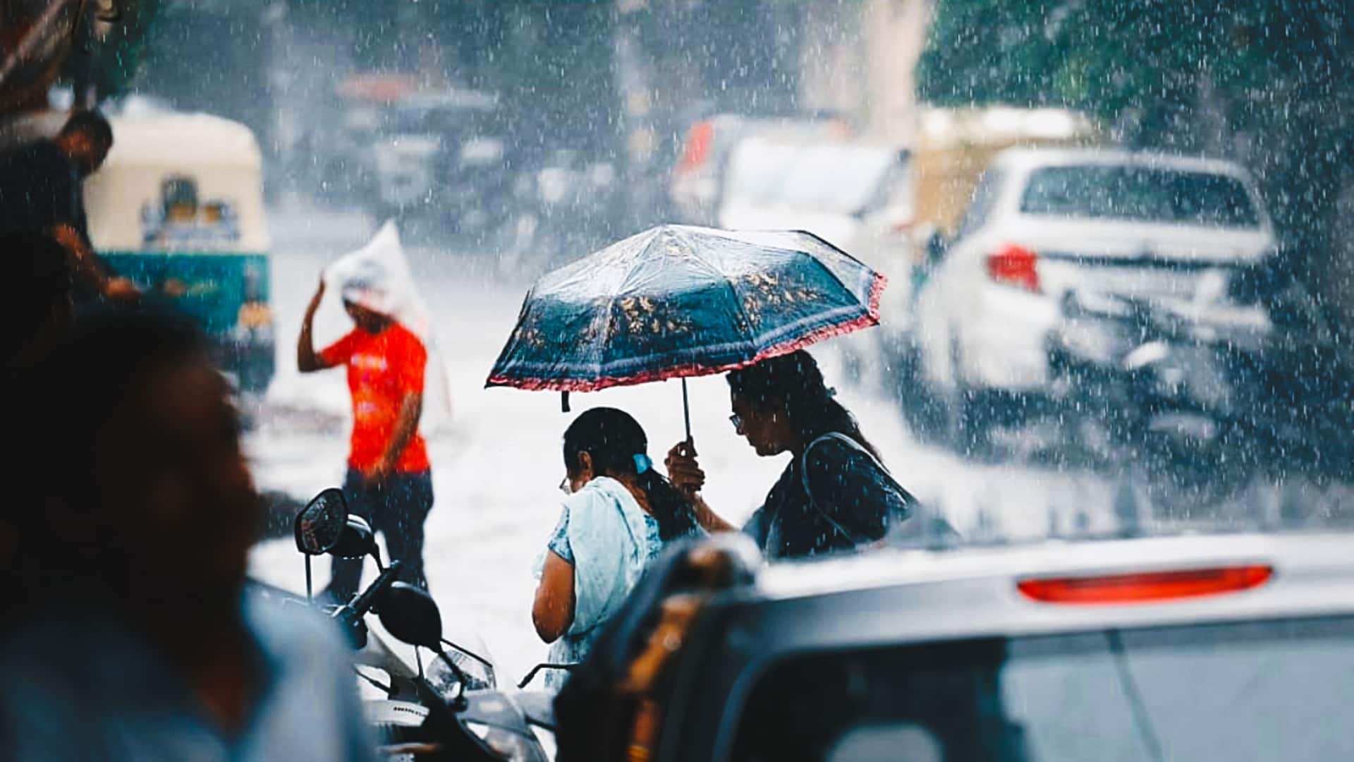 दिल्ली और आसपास के इलाकों में सुबह-सुबह तेज हवाओं के साथ हुई बारिश, अलर्ट जारी