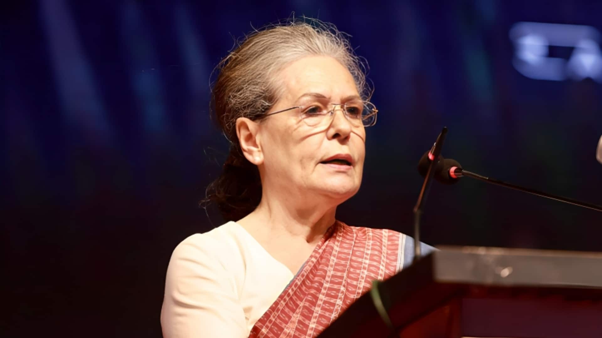 खामेनेई की हत्या पर भारत की चुप्पी पर सोनिया गांधी का निशाना, कहा- यह तटस्थता नहीं