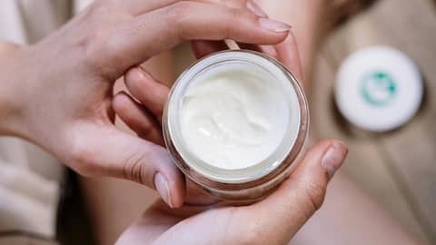 सर्दियों के दौरान त्वचा को मुलायम बनाने के लिए घर पर ऐसे बनाएं मॉइस्चराइजर