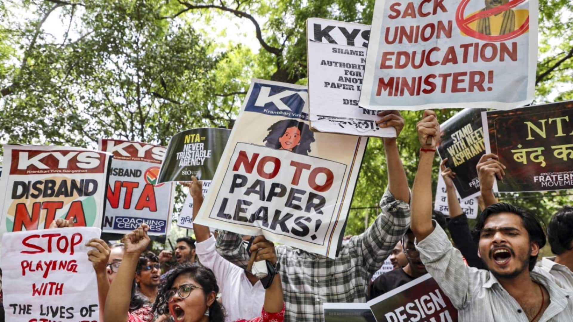 NEET पेपर लीक: CBI ने पुणे से केमेस्ट्री प्रोफेसर को गिरफ्तार किया, बताया गिरोह का सरगना
