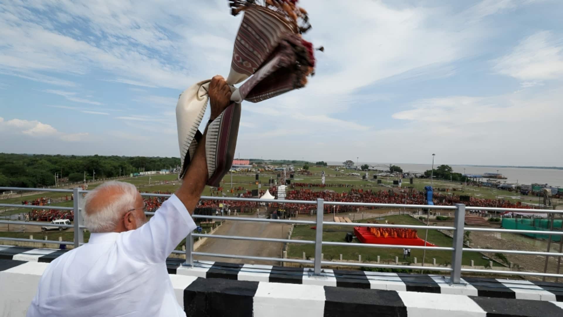 प्रधानमंत्री मोदी ने बिहार में हेलीकॉप्टर से उतरते ही लहराया गमछा, क्या छिपा है संदेश? प्रधानमंत्री मोदी ने बिहार में हेलीकॉप्टर से उतरते ही लहराया गमछा, क्या छिपा है संदेश?