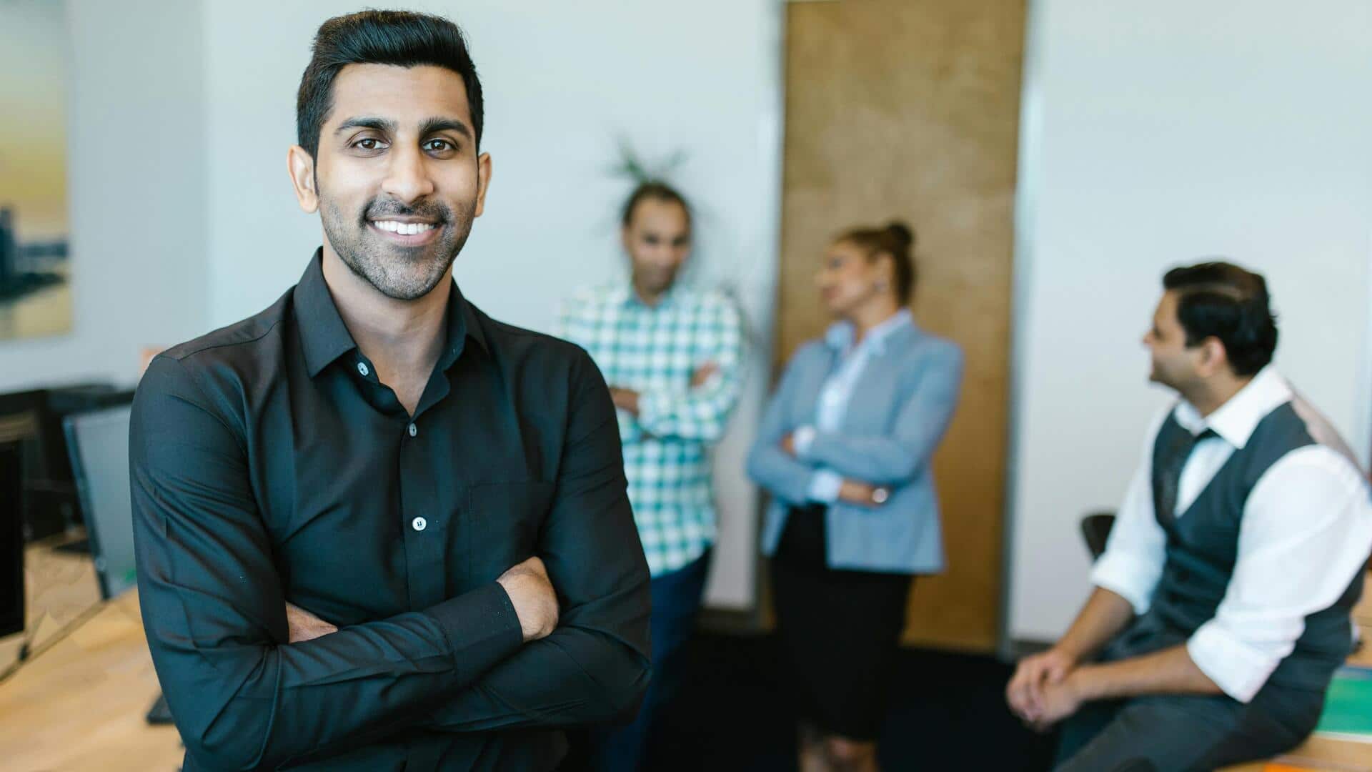 पुरुष कॉर्पोरेट इवेंट के लिए कपड़े चुनते समय न करें ये गलतियां, बिगड़ सकता है लुक 