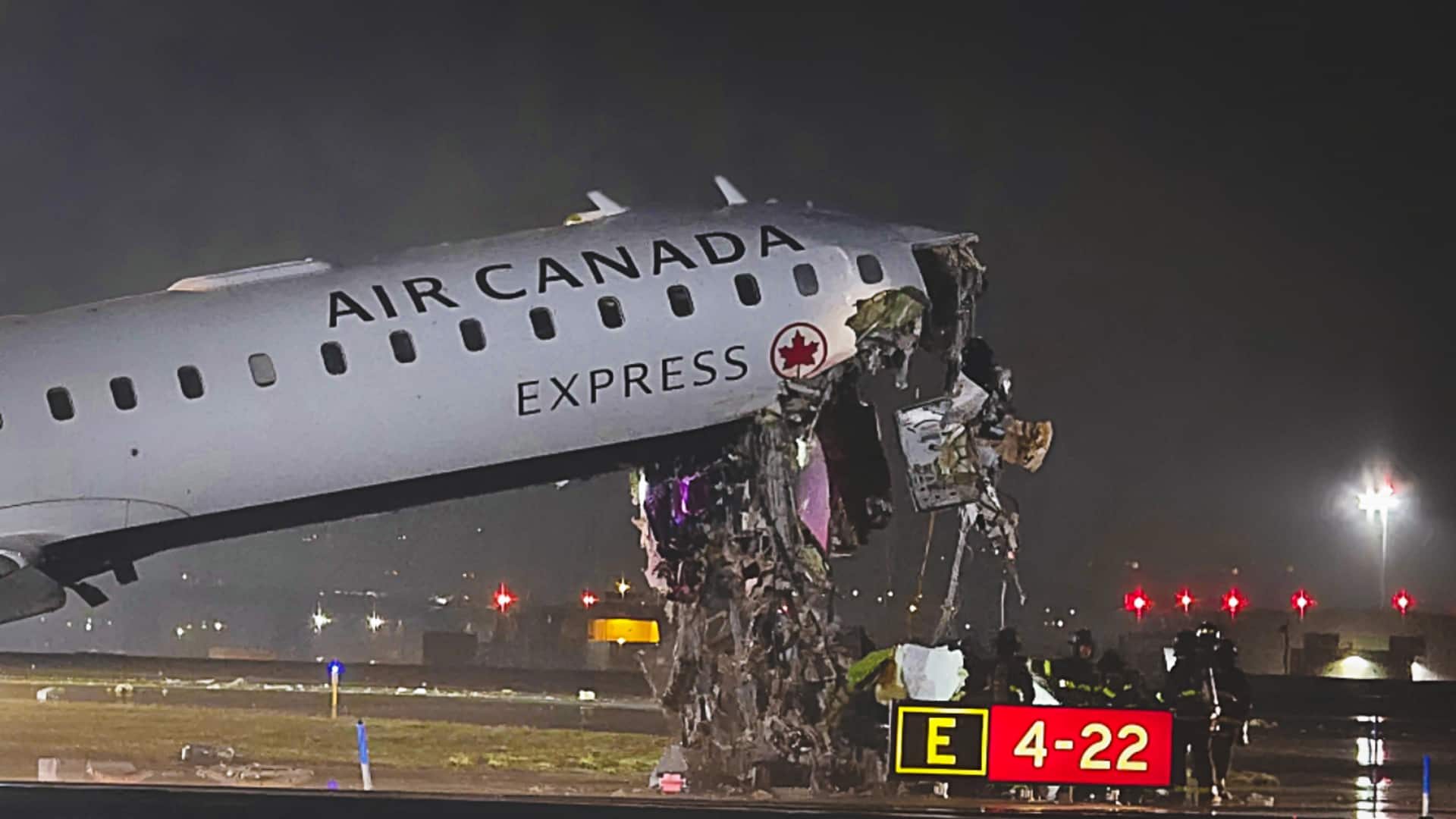 न्यूयॉर्क के ला-गार्डिया हवाई अड्डे पर एयर कनाडा विमान दमकल से टकराया, 2 पायलट की मौत