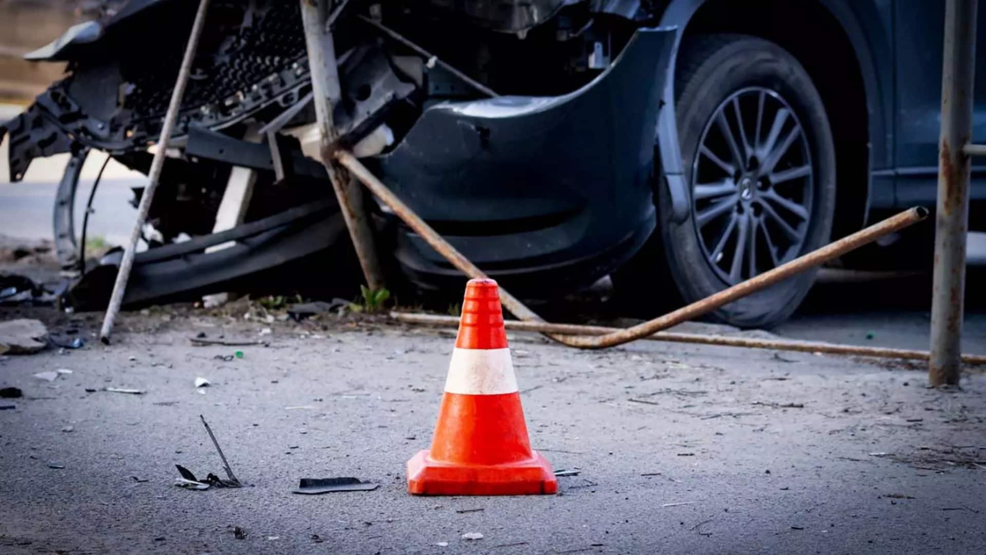 नोएडा में तेज रफ्तार BMW ने स्कूटी को टक्कर मारी, 5 साल की बच्ची की मौत नोएडा में तेज रफ्तार BMW ने स्कूटी को टक्कर मारी, 5 साल की बच्ची की मौत