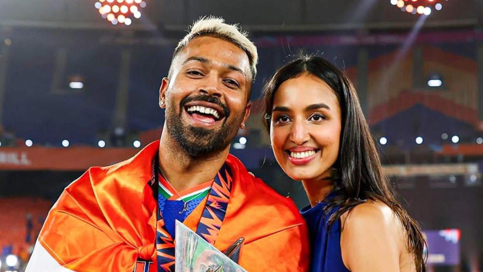 हार्दिक पांड्या ने खरीदी 12 करोड़ रुपये की फेरारी, गर्लफ्रेंड माहिका के साथ आए नजर 