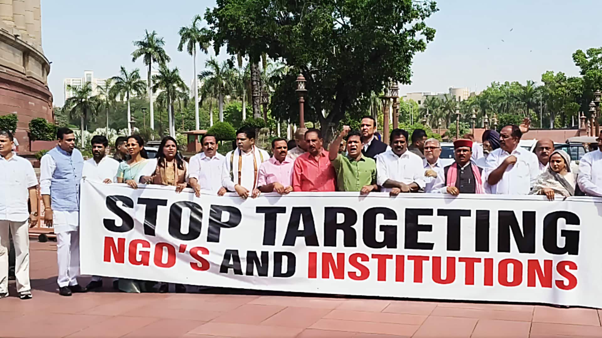 विदेशी चंदा संशोधन विधेयक को लेकर लोकसभा में भारी हंगामा, सरकार ने रोका विधेयक