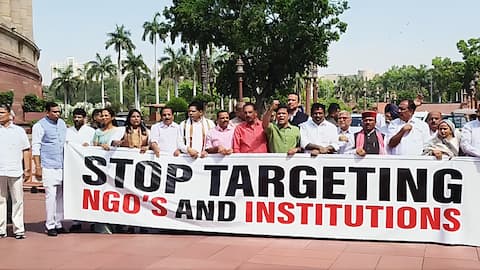 विदेशी चंदा संशोधन विधेयक को लेकर लोकसभा में भारी हंगामा, सरकार ने रोका विधेयक