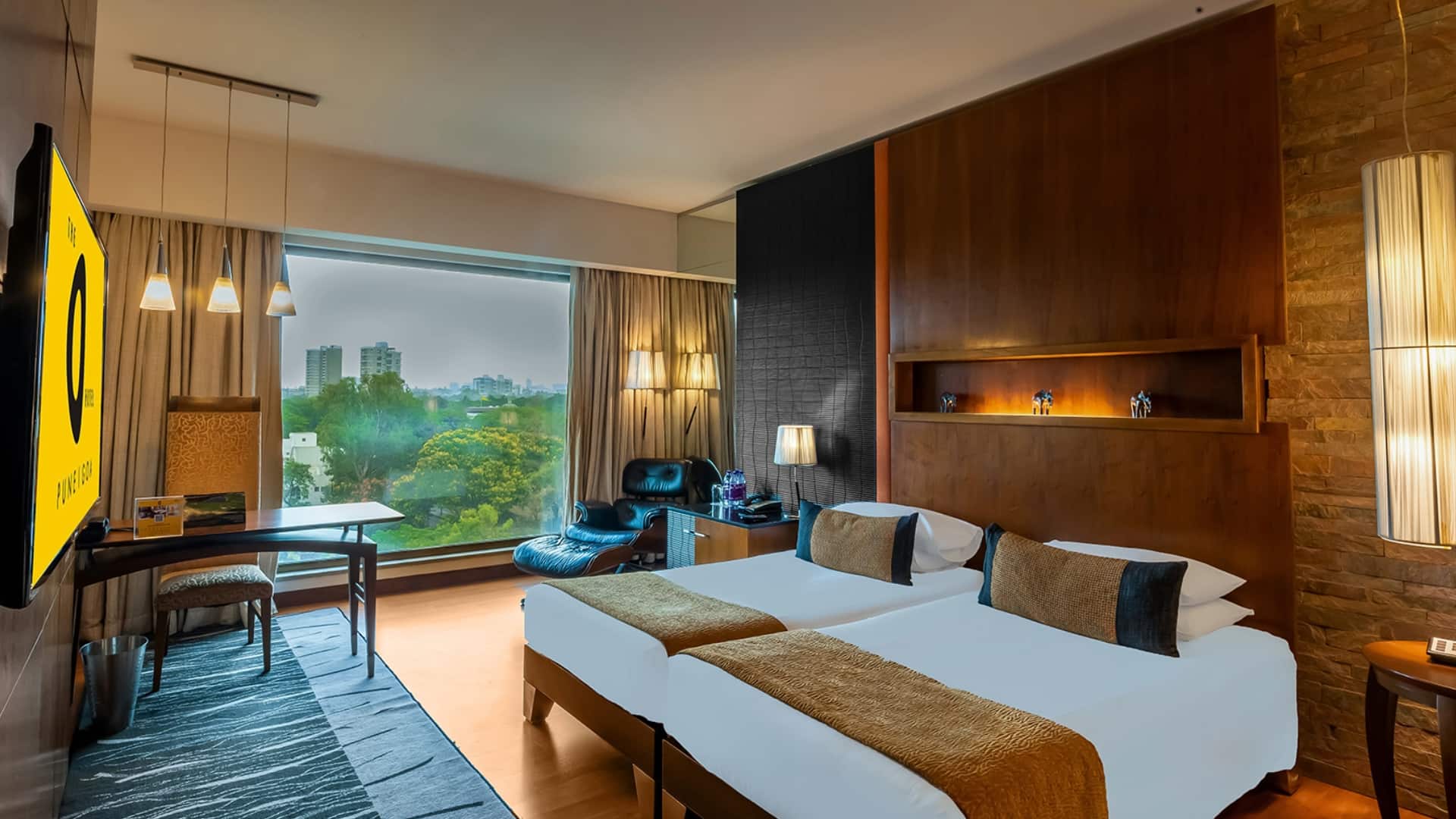 होटल उद्योग को कैसे बदल रहा AI? ग्राहकों को ऐसे मिल रहीं बेहतर सेवाएं   