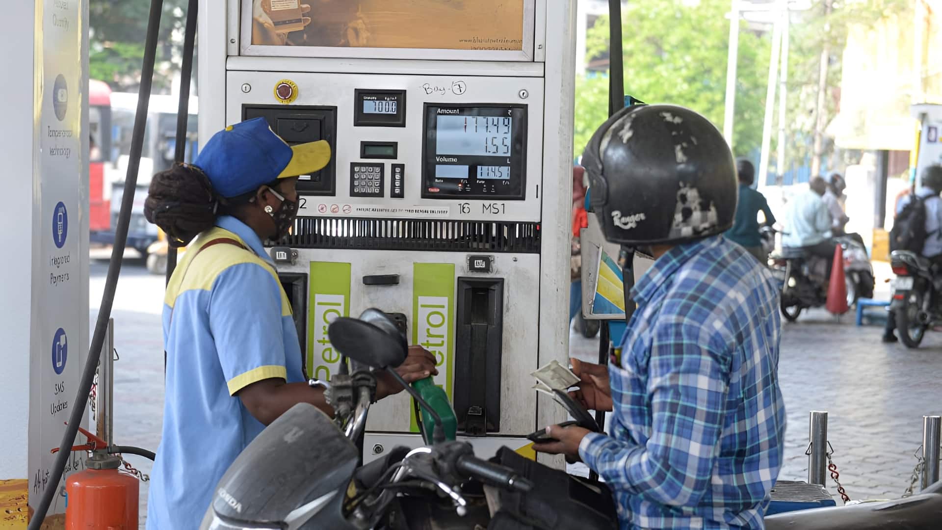 कहीं पेट्रोल पंप पर आपके साथ भी तो नहीं हो रहा स्कैम? जानिए इससे कैसे बचें