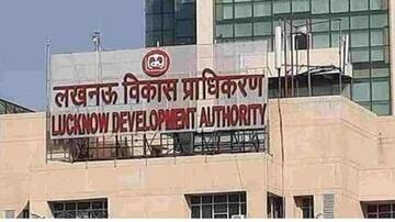 लखनऊ: विकास प्राधिकरण दिवस पर बुजुर्ग ने लगाया थप्पड़ मारने का आरोप, अधिकारी घेरे में
