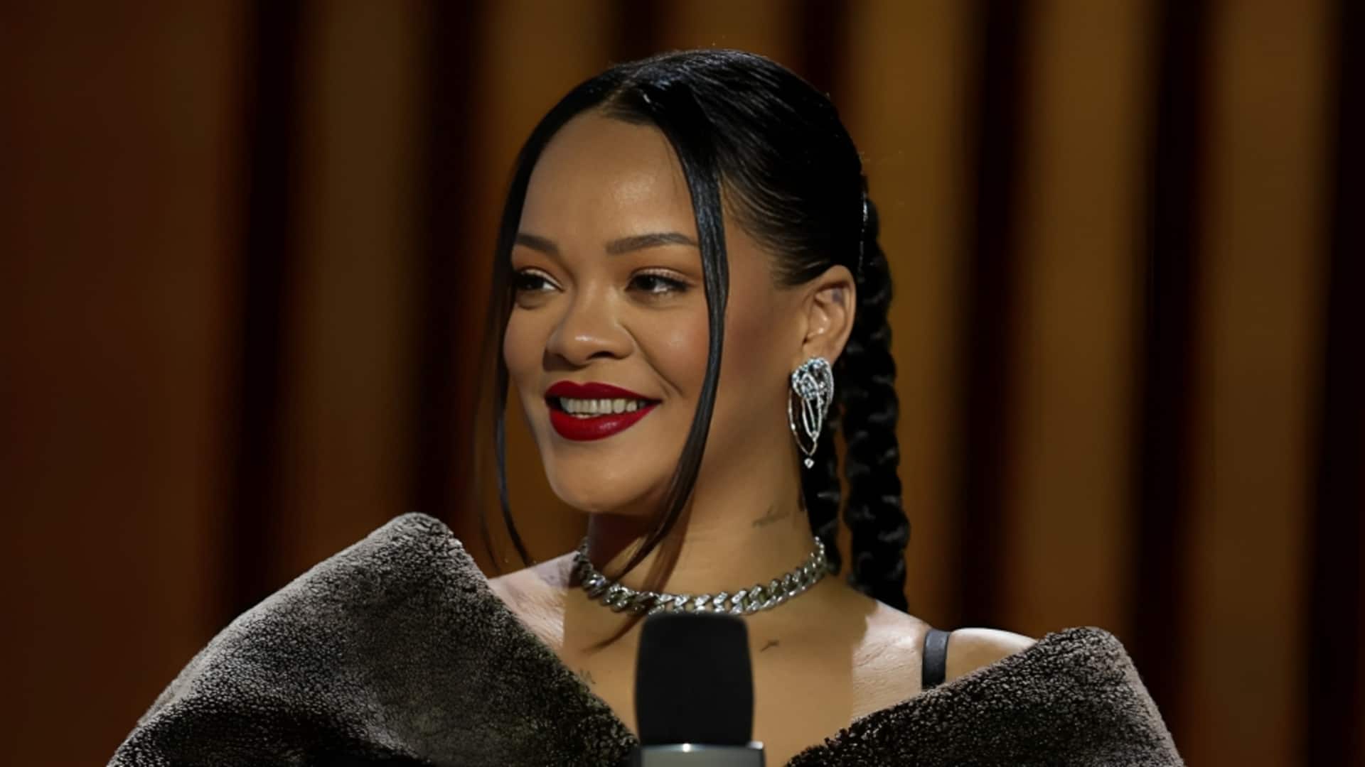 रिहाना ने जीते दिल, मुंबई में पैपराजी को बुलाया और साथ में खिंचवाई फोटो; वीडियो वायरल