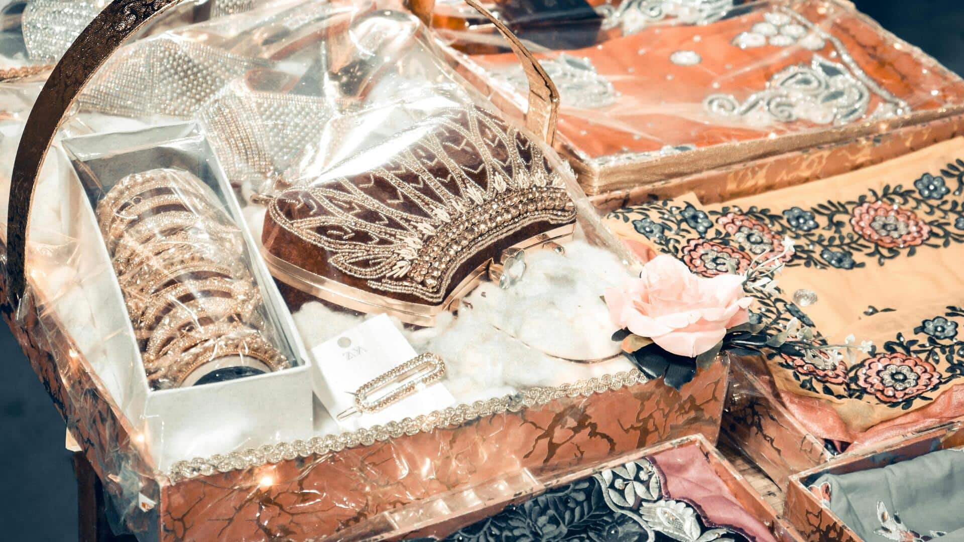 शादी के तोहफे में इस तरह की दे सकते हैं चीजें, नए जोड़े को आएंगी पसंद