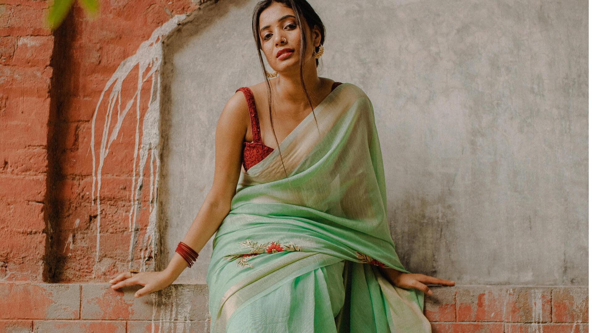 गर्मियों के दौरान साड़ी पहनते समय इन 5 बातों का रखें ध्यान