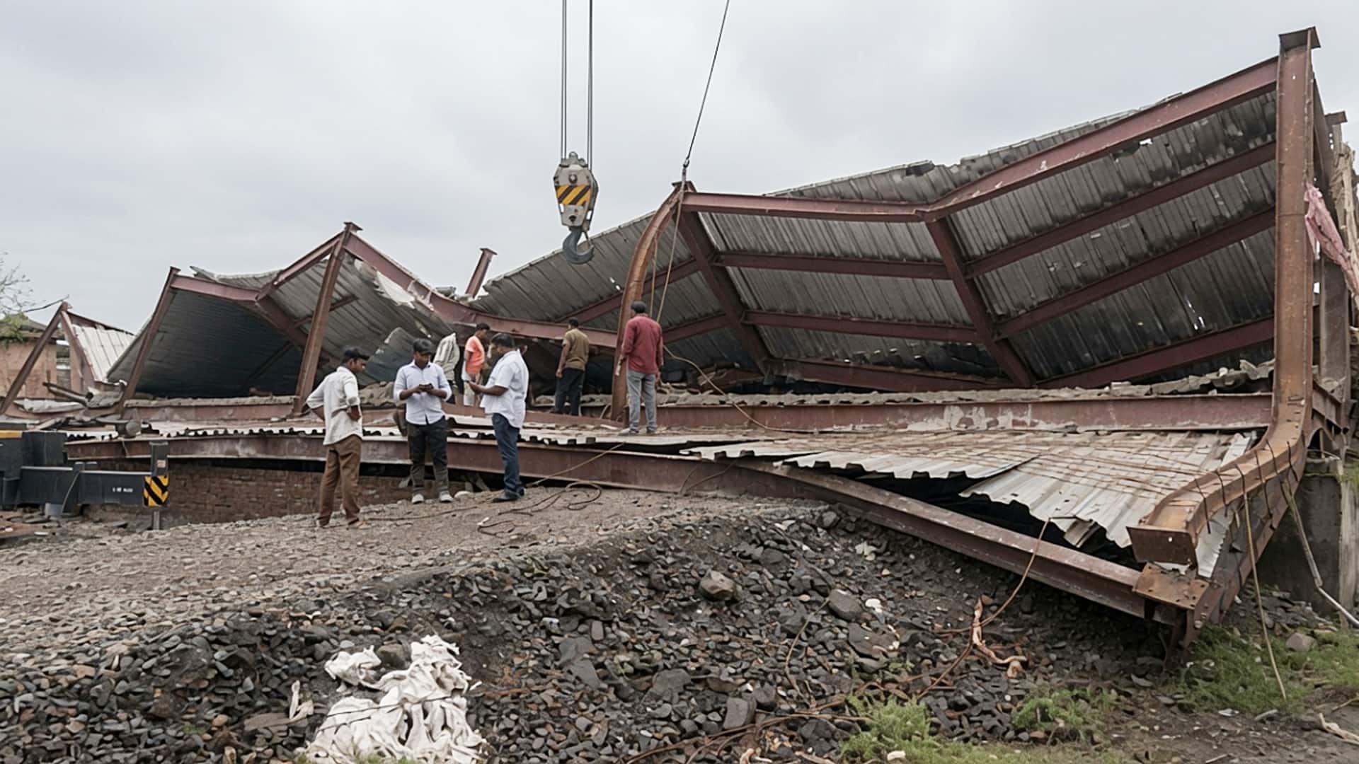 कोलकाता के तारातला में निर्माणाधीन गोदान की छत गिरने से कई मजदूर दबे, 5 की मौत
