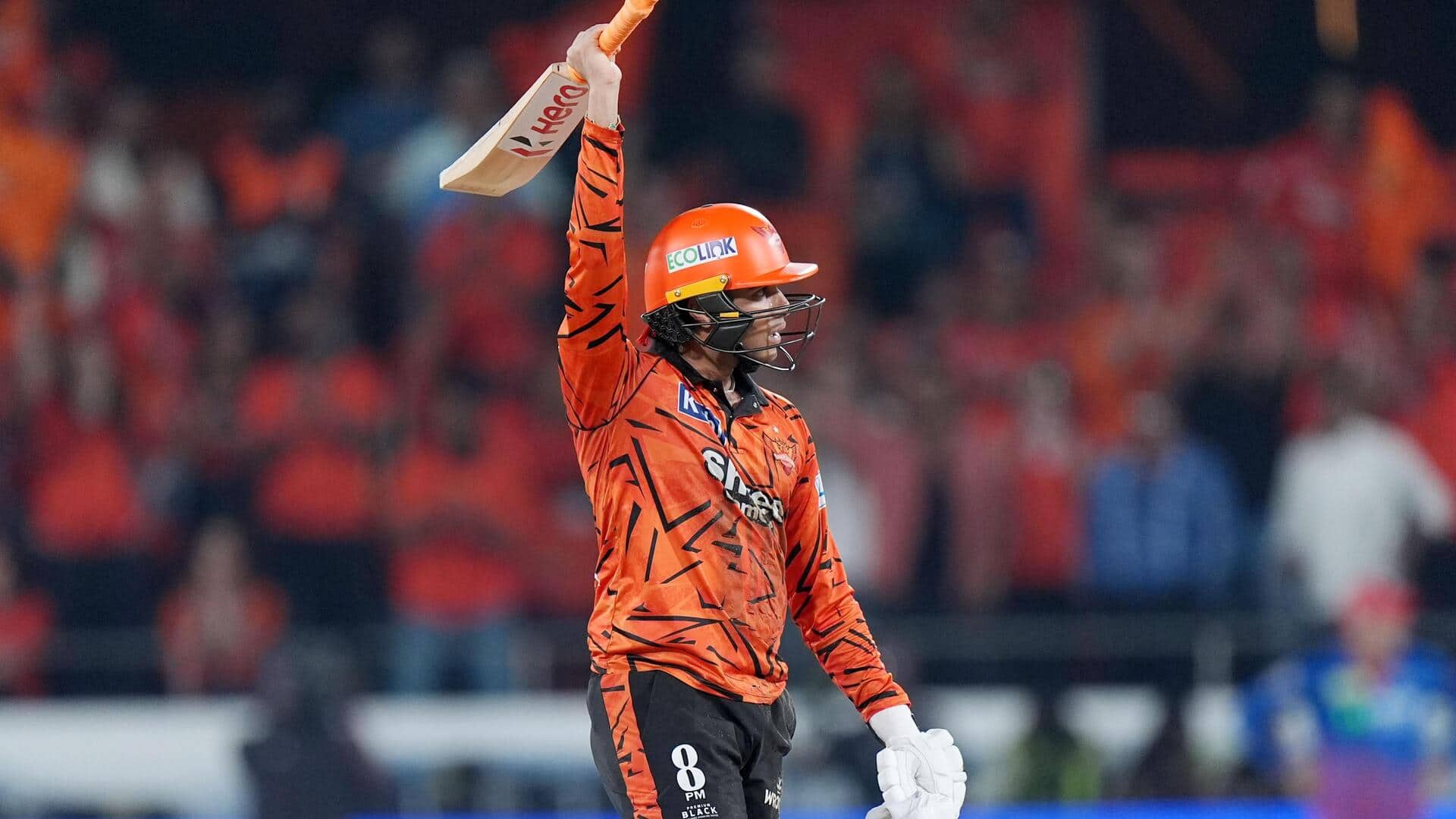 SRH बनाम DC: अभिषेक शर्मा ने अनोखे अंदाज में मनाया शतक का जश्न, देखें वायरल वीडियो