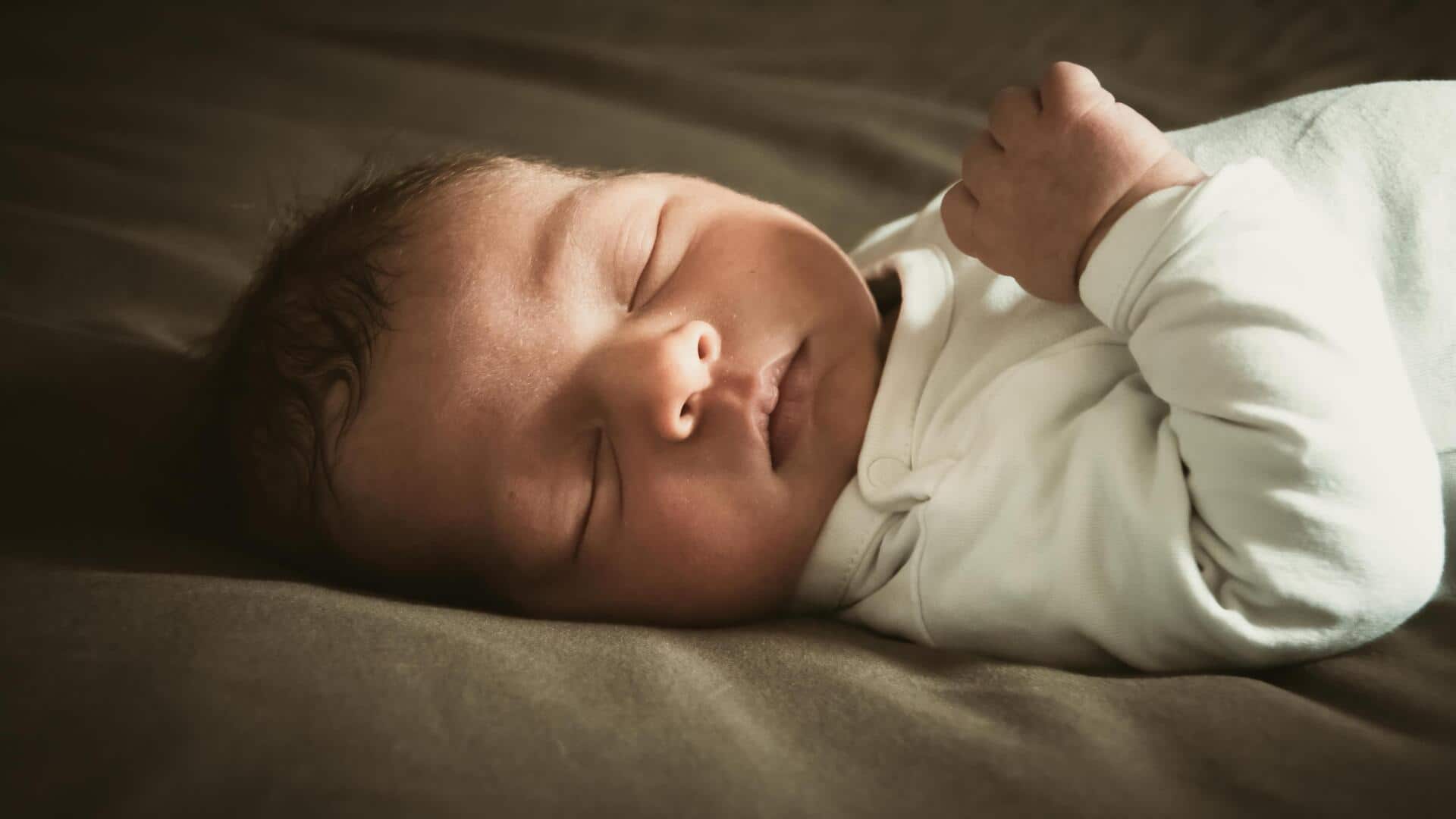 सोते हुए बच्चे को सुरक्षित रखने के लिए अपनाएं ये 5 सरल और प्रभावी तरीके