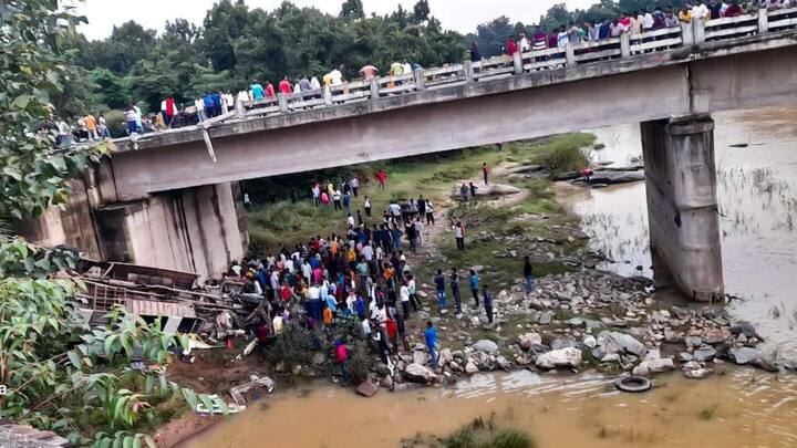 झारखंड: हजारीबाग में पुल तोड़कर नदी में गिरी श्रद्धालुओं की बस; 7 की मौत, 45 घायल